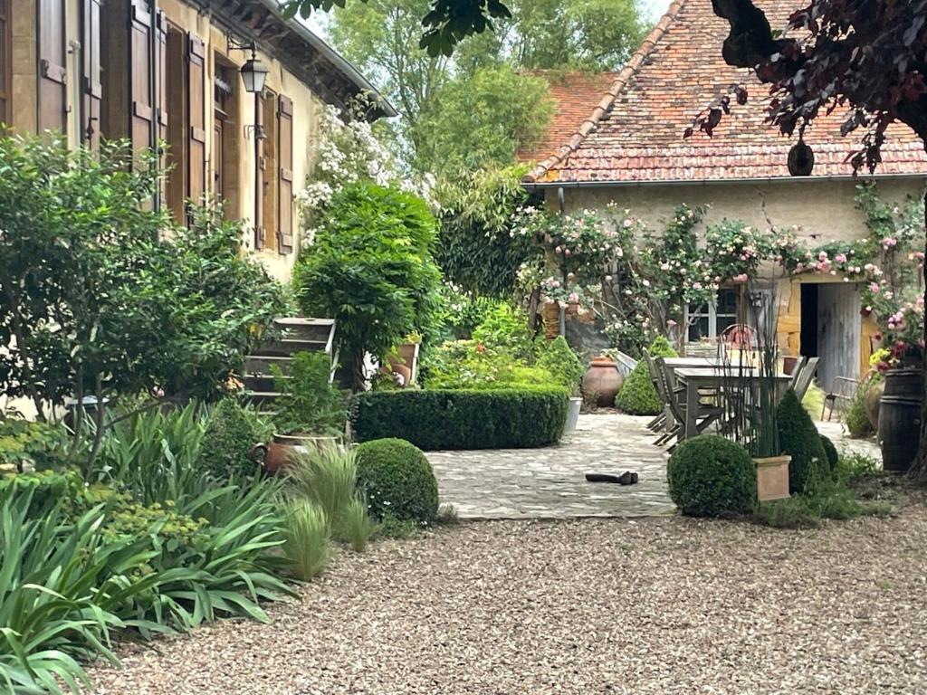 Les Jardins Des Soussilanges Bed & Breakfast Céron Exterior photo